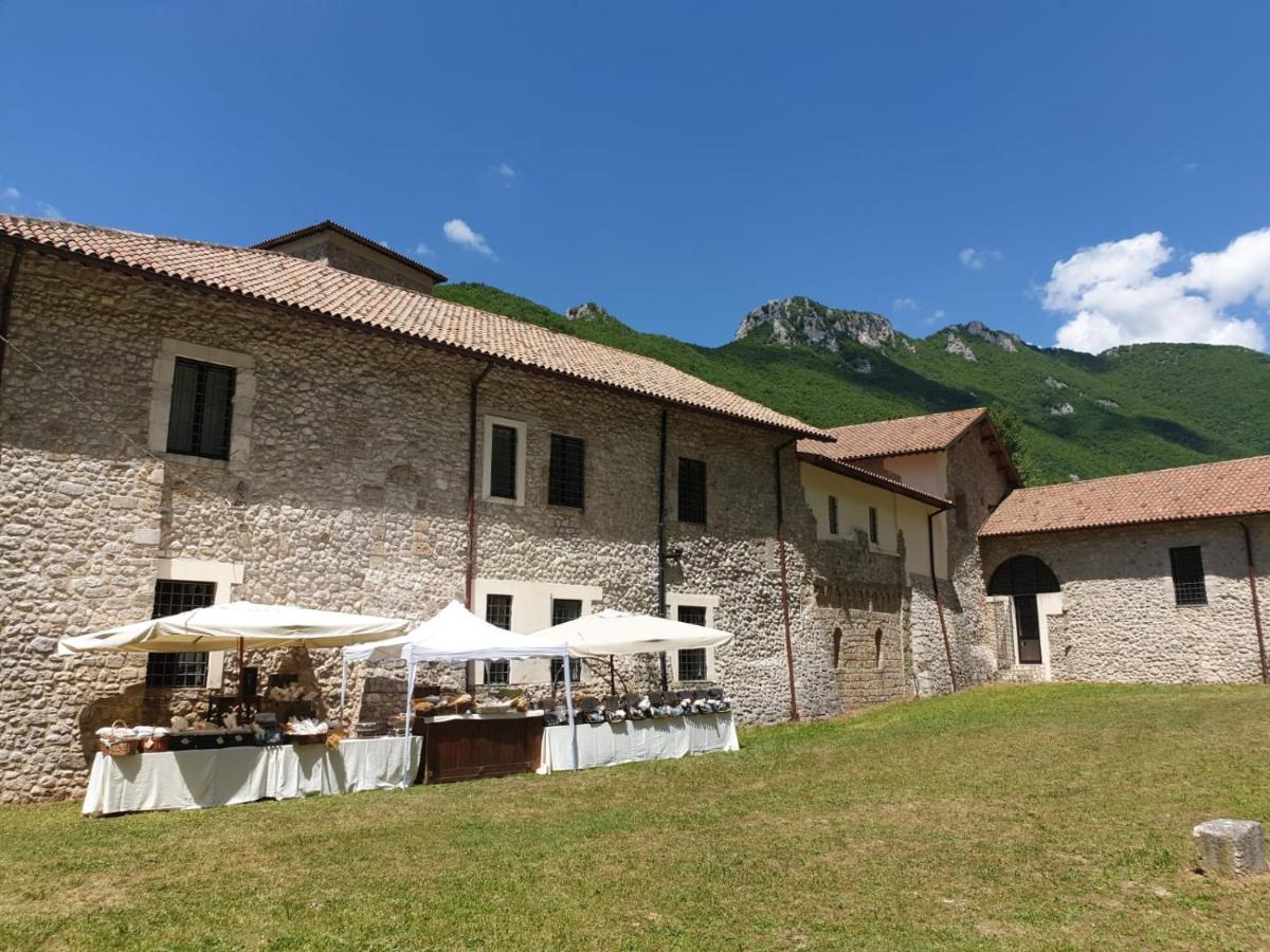 Abbazia Ss. Quirico E Giulitta Hotel Micigliano Bagian luar foto