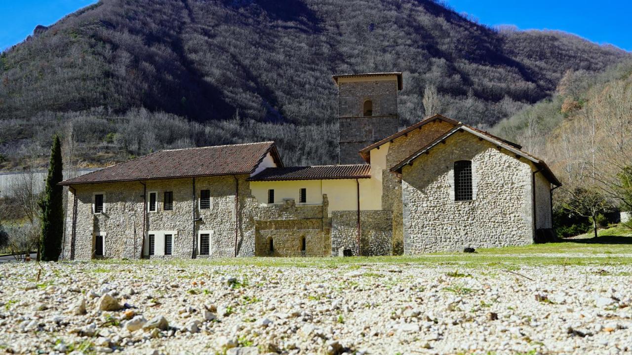 Abbazia Ss. Quirico E Giulitta Hotel Micigliano Bagian luar foto