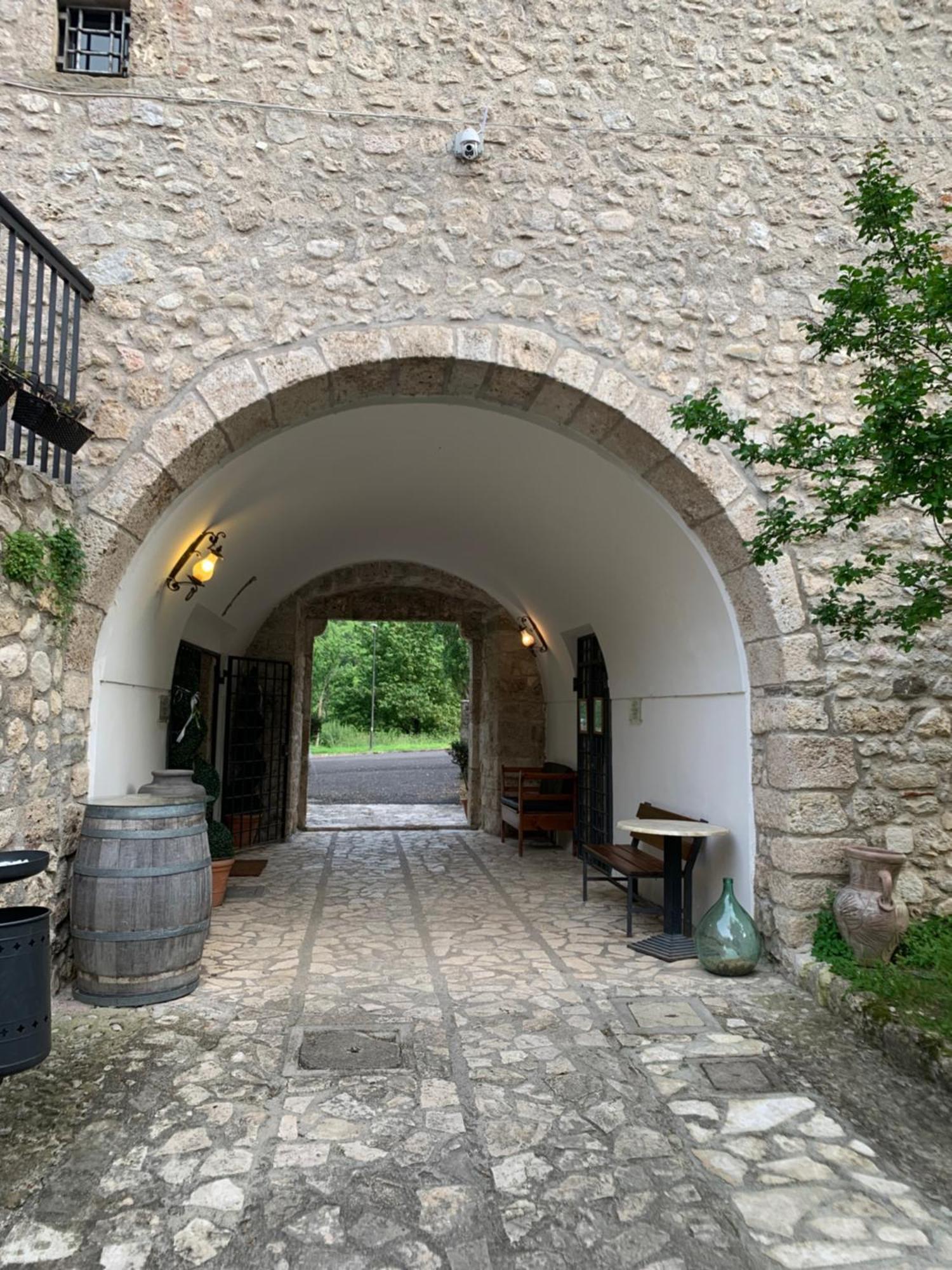 Abbazia Ss. Quirico E Giulitta Hotel Micigliano Bagian luar foto