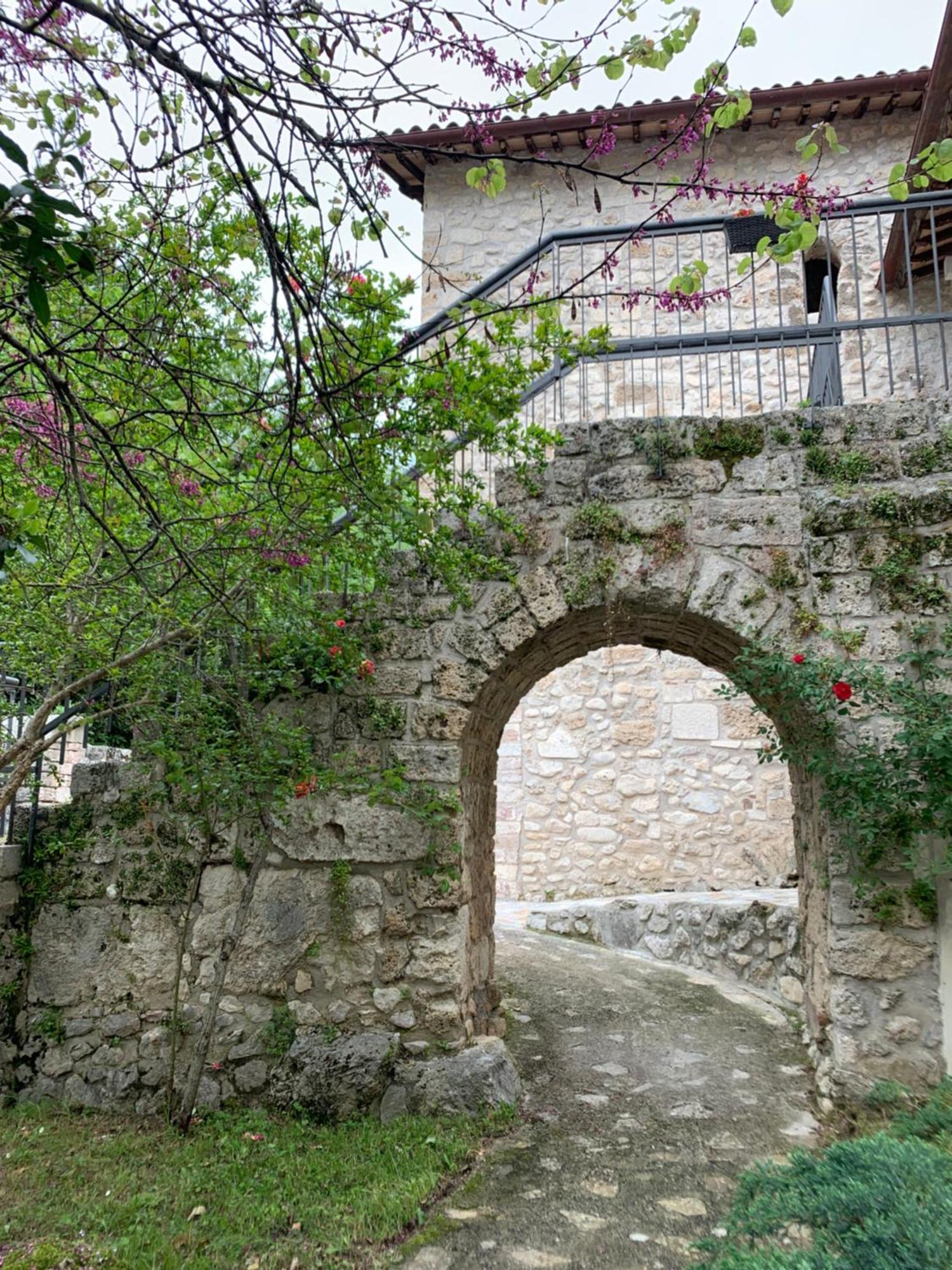 Abbazia Ss. Quirico E Giulitta Hotel Micigliano Bagian luar foto